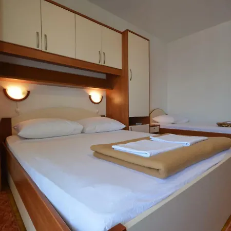 Pijaca.3 *